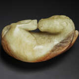 A PALE BEIGE AND RUSSET JADE FIGURE OF A RECUMBENT HORSE - photo 7