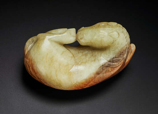 A PALE BEIGE AND RUSSET JADE FIGURE OF A RECUMBENT HORSE - фото 8