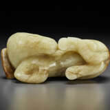 A PALE BEIGE AND RUSSET JADE FIGURE OF A RECUMBENT HORSE - photo 9