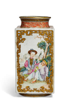 A RARE AND FINELY DECORATED FAMILLE ROSE CONG-FORM VASE WITH FIGURAL PANELS - фото 2