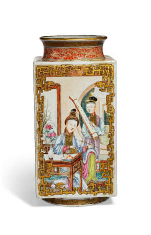 A RARE AND FINELY DECORATED FAMILLE ROSE CONG-FORM VASE WITH FIGURAL PANELS - фото 3