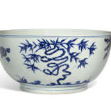 A LARGE BLUE AND WHITE `AUSPICIOUS CHARACTERS’ BOWL - фото 2