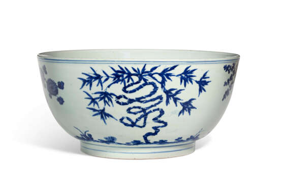 A LARGE BLUE AND WHITE `AUSPICIOUS CHARACTERS’ BOWL - фото 2