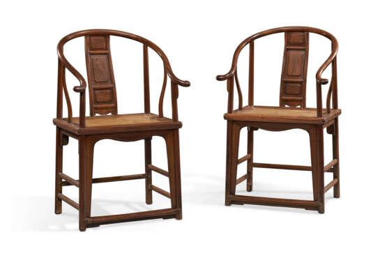 A PAIR OF HUANGHUALI HORSESHOE-BACK ARMCHAIRS - фото 2