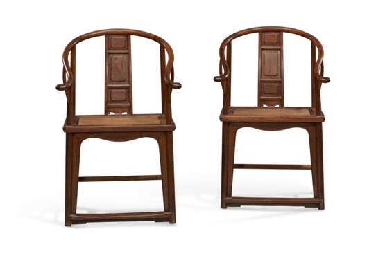 A PAIR OF HUANGHUALI HORSESHOE-BACK ARMCHAIRS - Foto 3