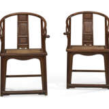 A PAIR OF HUANGHUALI HORSESHOE-BACK ARMCHAIRS - фото 4