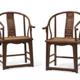 A PAIR OF HUANGHUALI HORSESHOE-BACK ARMCHAIRS - фото 5