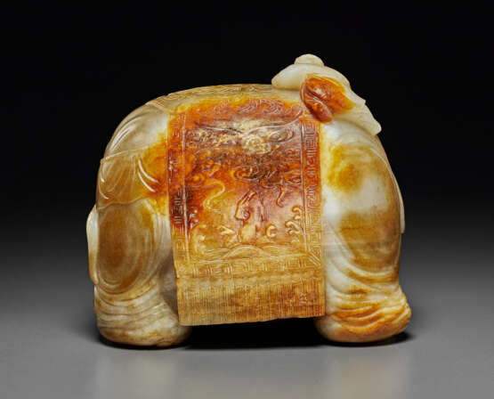 A MOTTLED GREYISH-WHITE AND RUSSET JADE `ELEPHANT AND BOYS’ GROUP - Foto 2
