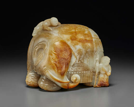 A MOTTLED GREYISH-WHITE AND RUSSET JADE `ELEPHANT AND BOYS’ GROUP - Foto 3