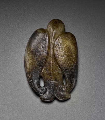 A BLACK AND PALE GREY JADE FIGURE OF A PARROT - photo 1