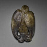 A BLACK AND PALE GREY JADE FIGURE OF A PARROT - photo 1