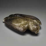 A BLACK AND PALE GREY JADE FIGURE OF A PARROT - Foto 2