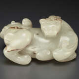 A RARE AND FINELY CARVED WHITE JADE FIGURE OF A MYTHICAL BEAST - Foto 1