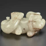 A RARE AND FINELY CARVED WHITE JADE FIGURE OF A MYTHICAL BEAST - Foto 2
