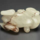 A RARE AND FINELY CARVED WHITE JADE FIGURE OF A MYTHICAL BEAST - Foto 3