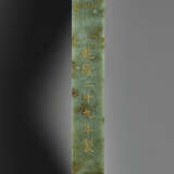 A LARGE GILT-DECORATED SPINACH-GREEN JADE CHIME, BIANQING - Foto 8