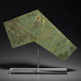 A LARGE GILT-DECORATED SPINACH-GREEN JADE CHIME, BIANQING - Foto 12