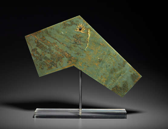 A LARGE GILT-DECORATED SPINACH-GREEN JADE CHIME, BIANQING - photo 12