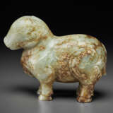 A PALE CELADON AND RUSSET JADE FIGURE OF A MYTHICAL BEAST - Foto 3