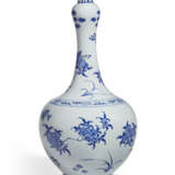 A BLUE AND WHITE BOTTLE VASE - фото 3