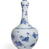 A BLUE AND WHITE BOTTLE VASE - фото 5