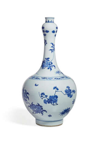 A BLUE AND WHITE BOTTLE VASE - фото 6