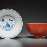 A PAIR OF BLUE AND WHITE AND CORAL-GLAZED BOWLS - фото 1