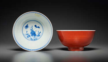 A PAIR OF BLUE AND WHITE AND CORAL-GLAZED BOWLS