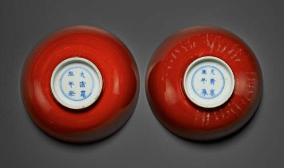 A PAIR OF BLUE AND WHITE AND CORAL-GLAZED BOWLS - Foto 2