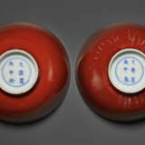 A PAIR OF BLUE AND WHITE AND CORAL-GLAZED BOWLS - фото 2
