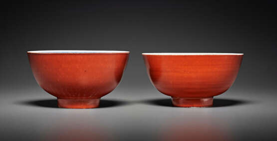A PAIR OF BLUE AND WHITE AND CORAL-GLAZED BOWLS - Foto 3