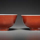 A PAIR OF BLUE AND WHITE AND CORAL-GLAZED BOWLS - Foto 3