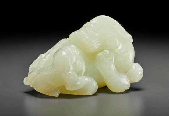 A WHITE JADE FIGURE OF A MYTHICAL BEAST WITH CUB - фото 1