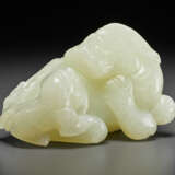 A WHITE JADE FIGURE OF A MYTHICAL BEAST WITH CUB - Foto 1