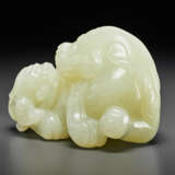 A WHITE JADE FIGURE OF A MYTHICAL BEAST WITH CUB - Foto 2