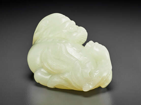 A WHITE JADE FIGURE OF A MYTHICAL BEAST WITH CUB - photo 3