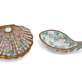 A PAINTED ENAMEL SHELL-FORM SNUFF BOX AND A LADLE - фото 2