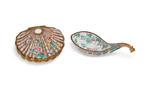A PAINTED ENAMEL SHELL-FORM SNUFF BOX AND A LADLE - фото 2