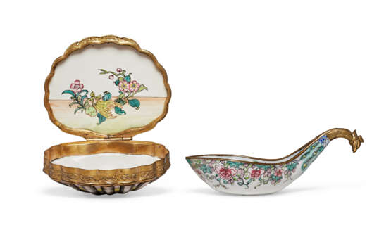 A PAINTED ENAMEL SHELL-FORM SNUFF BOX AND A LADLE - фото 3