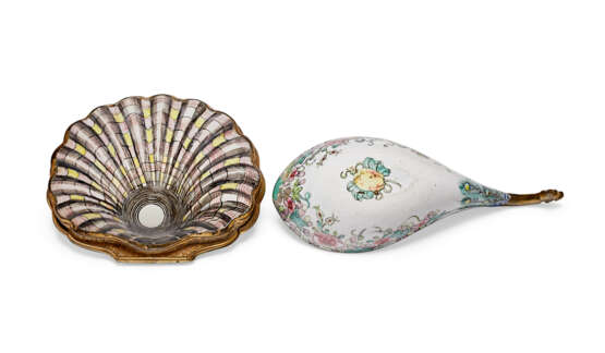 A PAINTED ENAMEL SHELL-FORM SNUFF BOX AND A LADLE - фото 5