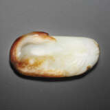 A WHITE AND RUSSET JADE FIGURE OF A RECUMBENT GOOSE - фото 1