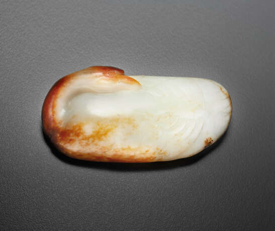 A WHITE AND RUSSET JADE FIGURE OF A RECUMBENT GOOSE - photo 1
