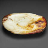 A WHITE AND RUSSET JADE FIGURE OF A RECUMBENT GOOSE - фото 2