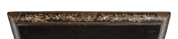 A MOTHER-OF-PEARL-INLAID BLACK LACQUER RECTANGULAR TRAY - Foto 3