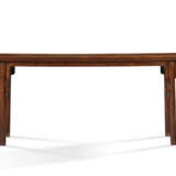 A HUANGHUALI RECESSED-LEG TABLE - Foto 1