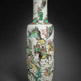 A MASSIVE AND SUPERBLY DECORATED FAMILLE VERTE `ROMANCE OF THREE KINGDOMS’ ROULEAU VASE - photo 2