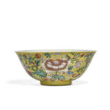 A RARE AND FINELY ENAMELED FAMILLE ROSE YELLOW-GROUND BOWL - фото 2
