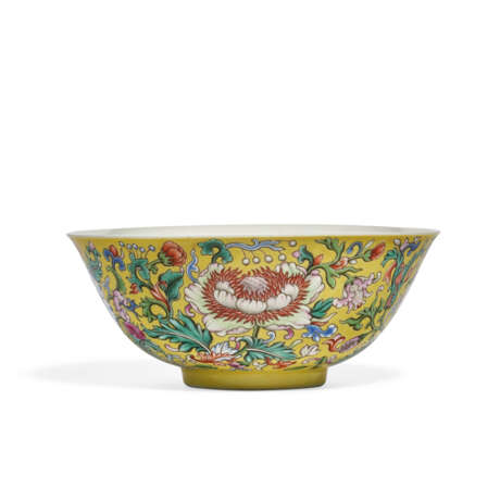 A RARE AND FINELY ENAMELED FAMILLE ROSE YELLOW-GROUND BOWL - Foto 2