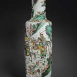 A MASSIVE AND SUPERBLY DECORATED FAMILLE VERTE `ROMANCE OF THREE KINGDOMS’ ROULEAU VASE - photo 3