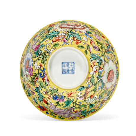 A RARE AND FINELY ENAMELED FAMILLE ROSE YELLOW-GROUND BOWL - photo 4